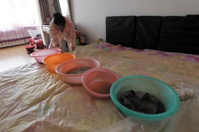 西宁楼上漏水，住户失联，小区没物管，业主维权难！律师来支招……
